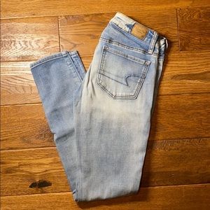 Light wash ripped knee American eagle jeggings
